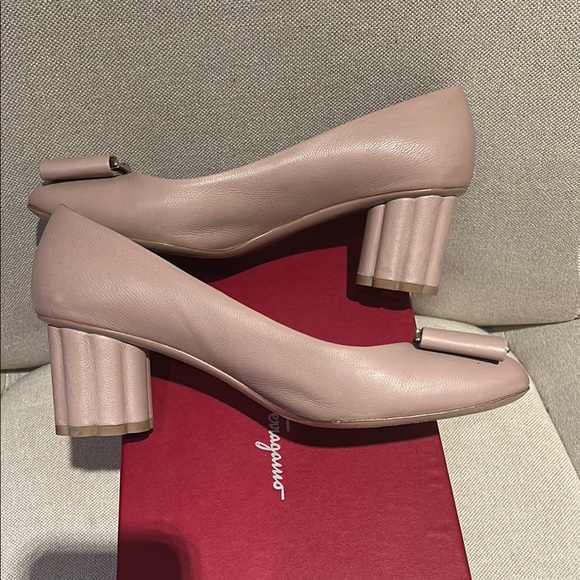Ferragamo Capua Pump - Picture 10 of 11